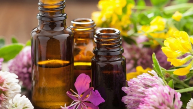 Aromaterapia: gli oli essenziali pi&ugrave; utili in menopausa - foto: lifegate
