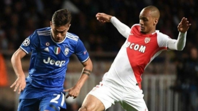 Fabinho, obiettivo bianconero, alle prese con Dybala