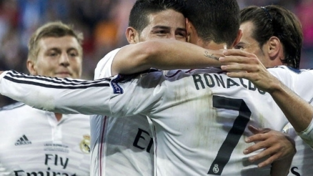 James Rodriguez abbraccia Cristiano Ronaldo