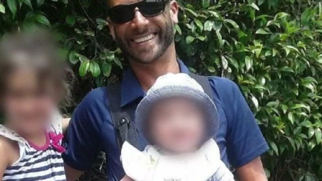 Un padre ha ucciso i suoi due bambini di 6 anni e 18 mesi esi &egrave; poi suicidato per non riportarli all'ex moglie.