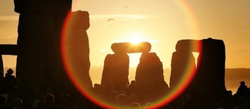En la mayor&iacute;a de las culturas tradicionales, el solsticio de verano se celebraba como el renacimiento de la vida que se impon&iacute;a a la muerte