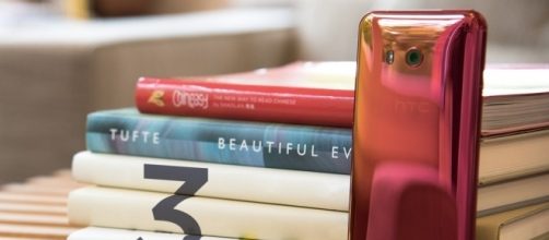 HTC U11 in Solar Red solor option / Photo via HTC USA, Twitter