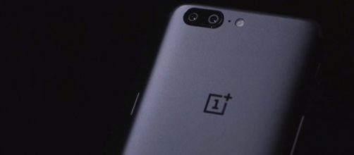ome analysts actually describe the OnePlus 5 as having an uncanny resemblance to Apple&rsquo;s iPhone 7 Plus. [Image via YouTube/ The Verge]