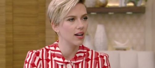 Scarlett Johansson stepped out on a date night in New York with a new man. Image via YouTube/LIVEKellyandRyan