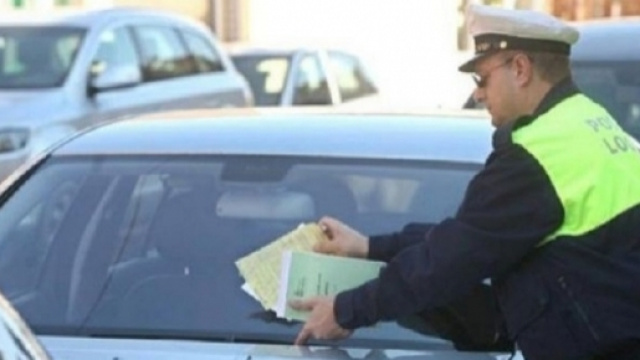 Finestrino abbassato e braccio fuori, multa salata