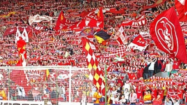 I tifosi del Liverpool ad Anfield Road, la loro 'You'll never walk alone' &egrave; il coro pi&ugrave; bello secondo France Football