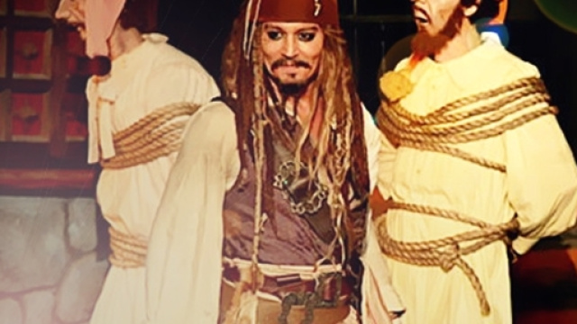 Johnny Depp &agrave; Disneyland jouant son r&ocirc;le de pirate le temps d'une animation