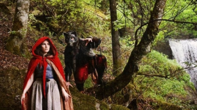 Uno scatto dal profilo Instagram di Amanda Knox, in chiave "Cappuccetto Rosso" con il fidanzato