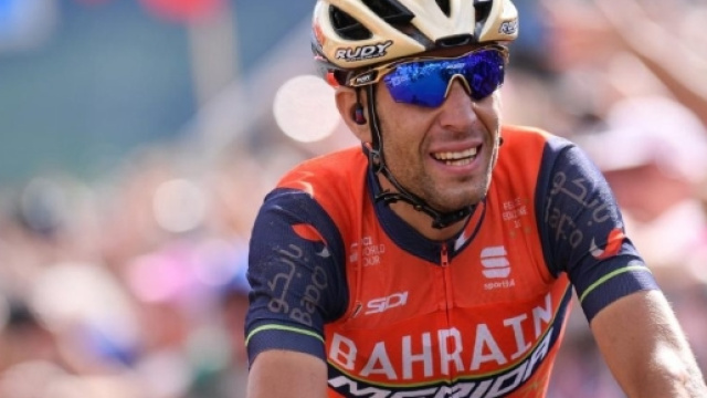 Vincenzo Nibali in sella alla sua bicicletta.