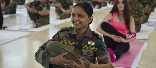 En el Sur del L&iacute;bano integrantes de las fuerzas de paz de la India, practica Yoga. Foto: Cortes&iacute;a ONU, Pasqual Gorriz