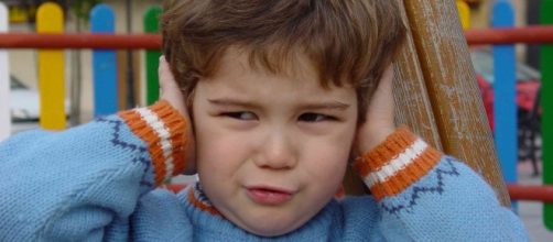 Little boy covering his ears. (via Wikimedia - Luis Miguel Bugallo S&aacute;nchez)