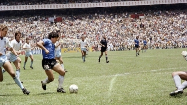 Diego Maradona sta per segnare il 'gol del secolo', il 22 giugno 1986