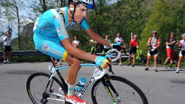 Fabio Aru in sella alla sua bicicletta