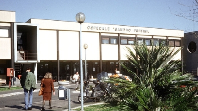 Inutile la corsa all'ospedale Sandro Pertini di Roma: il bambino di 5 anni schiacciato da un vaso in muratura &egrave; morto per un trauma cranico.