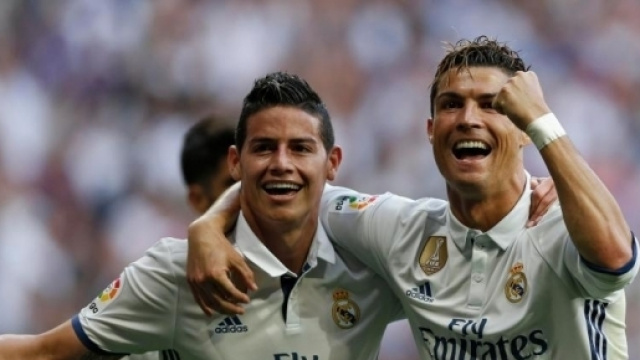 James Rodriguez, a sinistra, potrebbe giocare nel Milan la prossima stagione