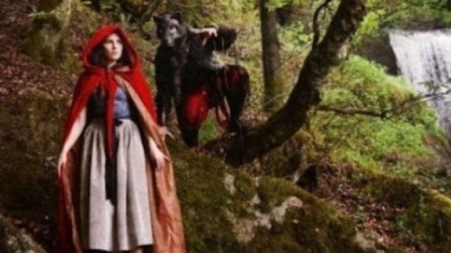 La foto di Amanda Knox vestita da Cappuccetto Rosso