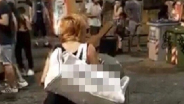 La sudamericana &egrave; stata portata via dalla volante della polizia.