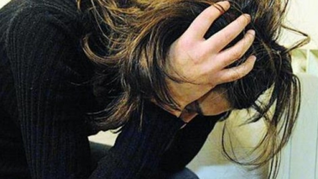 Lui cerca di stuprarla e lei lo accoltella all'inguine.