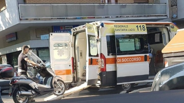 Roma, scooter su ambulanza: lo scatto che fa indignare