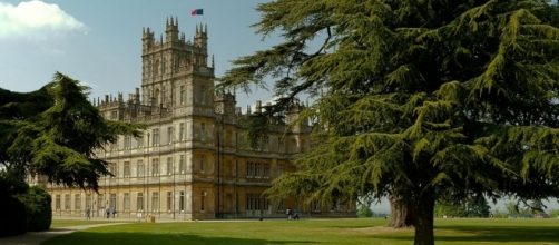 Downton Abbey - By Richard Munckton from Windsor, Melbourne, Australia (Downton Abbey (Highclere Castle), via Wikimedia Commons