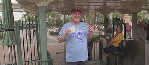 Jeff Reitz has visited Disneyland for 2,000 consecutive days [Image: Fox11/YouTube screenshot]