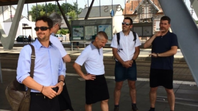 Autisti di autobus e tram in gonna a Nantes perch&eacute; l'azienda vietava divise estive e bermuda: battaglia vinta. Foto: Youtube.