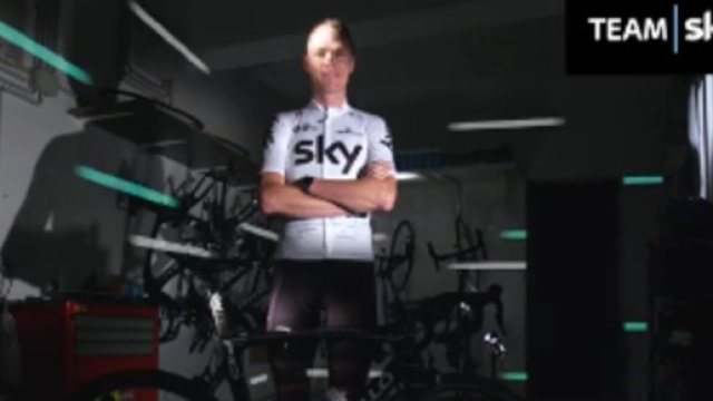 Chris Froome con la nuova maglia che il Team Sky avr&agrave; al Tour de France