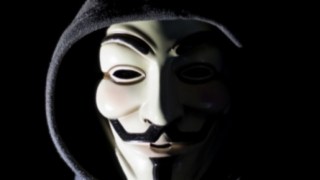 La classica maschera di Anonymous, che identifica da sempre il gruppo di attivisti-hacker