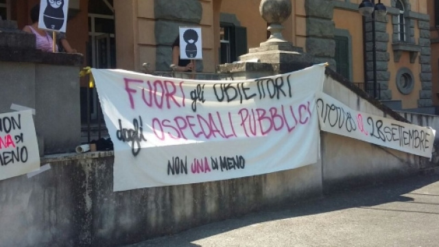 Striscioni fuori dal San Camillo. Roma.