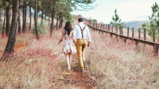 Tenersi per mano apporta benefici a cuore e salute