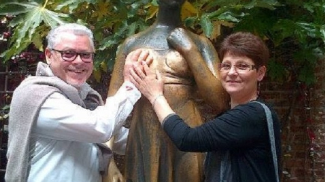 Una curiosa foto sulla pagina Facebook di Verona Popescu la donna rumena che venerd&igrave; ha ucciso il compagno Claudio Palladino qui ritratto.