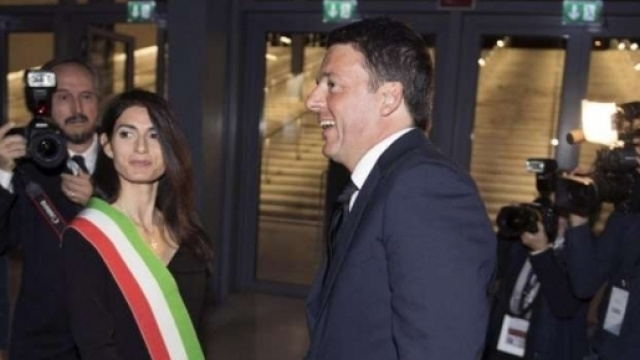 Virginia Raggi e Matteo Renzi si stringono la mano, ma i rapporti tra M5S e Pd sono tesi