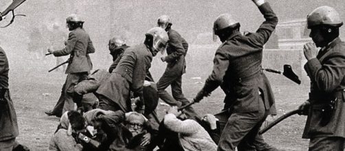 Polic&iacute;a Armada cargando contra manifestantes en los albores de la Democracia