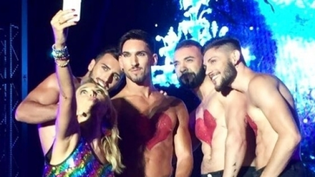 Barbara D'Urso, selfie con i ballerini al Gay Village