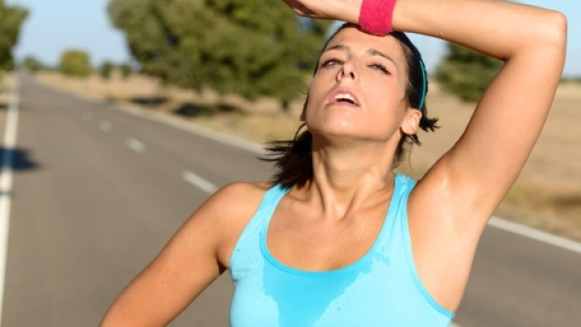 Il caldo di questi giorni mette a dura prova l'organismo: ecco alcuni consigli per difendersi al meglio