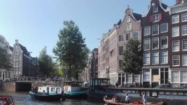 Turisti tra i canali di Amsterdam.