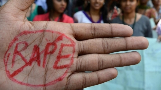 Una folla di parenti e non si &egrave; adunata davanti l'ospedale indiano dove un infermiere ha violentato una 16 enne dopo averla drogata.