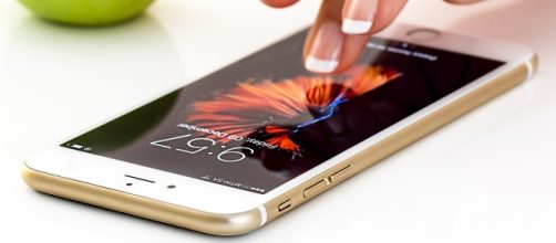 Apple goes head to head with Facebook over messenger bots | Photo via Pixabay