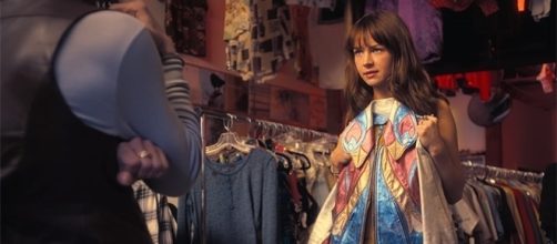 Britt Robertson plays Sophia Amoruso in "Girlboss." [Image via YouTube/Netflix]