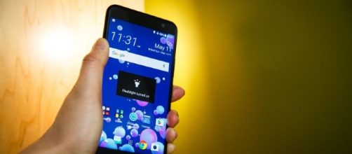 HTC U11 squeezing will have juicy features - Youtube screen grab