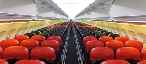 Photo AirAsia plane via Wikimedia by Mr. Choppers / CC BY-SA 3.0