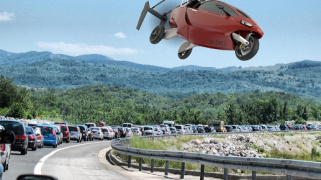 Auto volante, realt&agrave; del futuro molto prossimo secondo l'azienda olandese che produce 'Liberty'. Foro Red live.