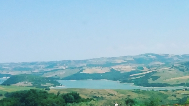 Il lago di Guardialfiera immerso nel verde.