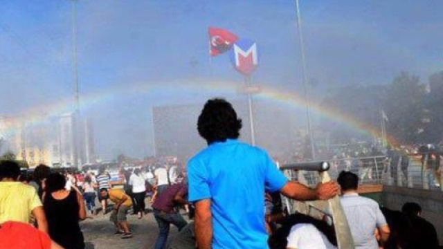 Istanbul Pride, polizia carica i manifestanti con pestaggi, gas ... - spetteguless.it