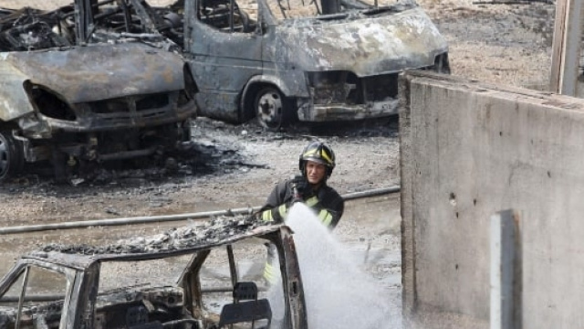 Roma: il rogo in un deposito di camper in via Flauto.