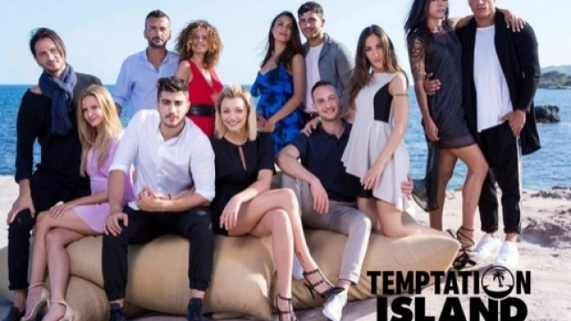 Temptation Island: la prima coppia in lacrime, volano calci e sedie