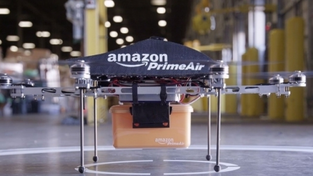 Un drone Amazon intento a trasportare un pacco