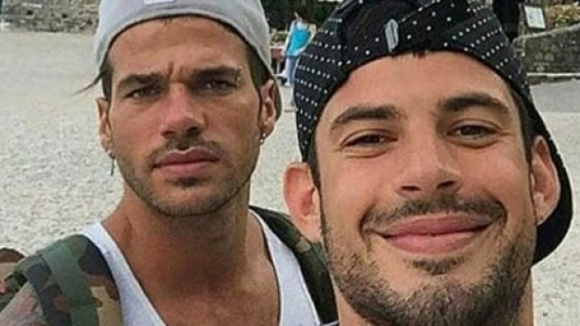 Uomini e Donne, Claudio Sona in compagnia dell'ex fidanzato Juan Fran Sierra