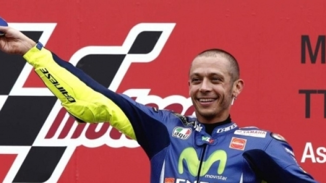 Valentino Rossi festeggia il successo ad Assen e il suo rilancio nella lotta al titolo mondiale