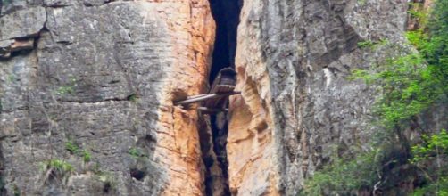 Hanging coffin Hubei, China, 2013. Source: Wikimedia Commons CC Peter Tritthart.
